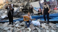 Gazze&#039;de, İsrail saldırılarında yıkılan Hanadi binasının enkazı üzerinde konser verildi