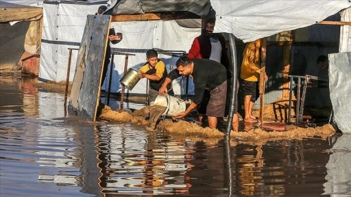 Gazze'de son 2 günde yerinden edilmişlerin barındığı 1540'tan fazla çadır su altında kaldı