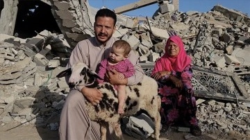 Gazze halkı, İsrail saldırılarına rağmen yıkılan evlerinin enkazı üzerinde kurbanlarını kesti
