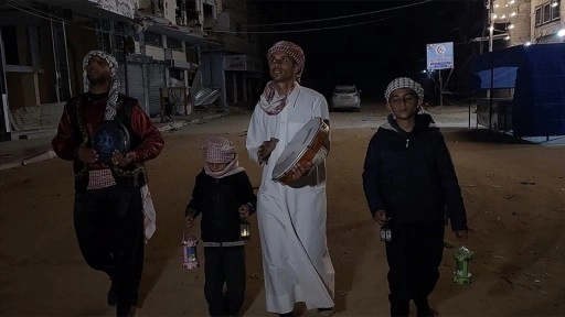 Gazze Şeridi'ndeki yıkıma rağmen davulcular sokakları dolaşarak Filistinlileri sahura kaldırıyor