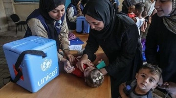 Gazze Şeridi'nde aileler, İsrail saldırıları gölgesinde çocuk felci aşılama kampanyasına akın e