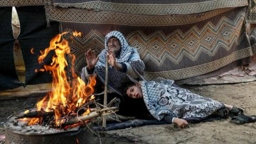 Gazze'de fakir aileler, derme çatma evlerde varil veya teneke sobalarla ısınmaya çalışıyor