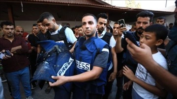 Gazze'deki gazeteciler, İsrail'in meslektaşlarını öldürmesini protesto etti