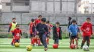 Gazzeli çocuklar geleceğin yıldız futbolcuları olmanın hayalini kuruyor