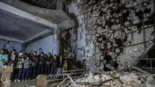 Gazzeliler, İsrail'in bombaladığı camilerin enkazında ilk teravih namazını kıldı