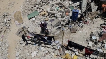 Gazzeliler, İsrail'in yıktığı evlerinin enkazında kurdukları çadırlarda hayata tutunmaya çalışı