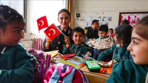 Iğdır'da okuma ve yazma öğrenen minikler ilk mektuplarını Mehmetçiğe yazdı