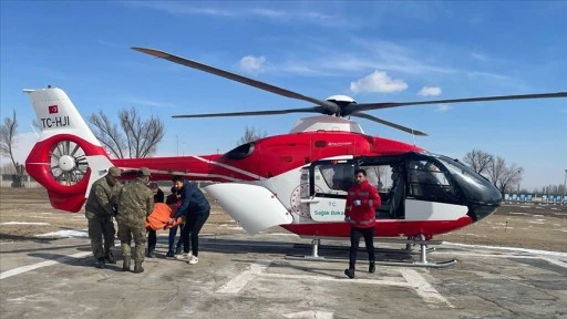 Iğdır'ın dağ köyünde yaşayan hasta, ambulans helikopterle hastaneye ulaştırıldı