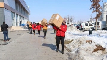 Gençlik ve Spor Bakanlığı 5000'e yakın gönüllü gençle depremzedelere yardım ediyor