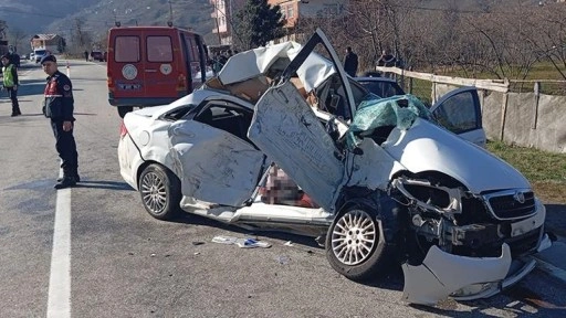 Giresun'da kamyon ile otomobilin çarpıştığı kazada 4 kişi öldü