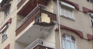Göçen balkonundan tuğla ve beton parçaları yağdı