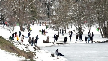 Gölcük Tabiat Parkı'nda tatil yoğunluğu sürüyor