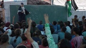 Gönüllü öğretmenlerin girişimiyle Gazze'de kurulan çadır okulda 650 öğrenci eğitimle buluşturul