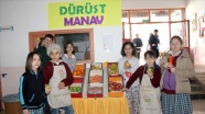 Görevlisi olmayan manavda dürüstlüğü öğreniyorlar