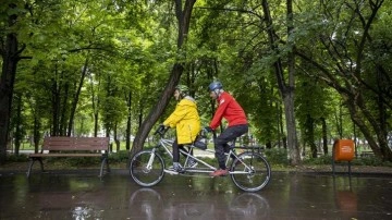 Görme engelli genç karanlık dünyasını pedal çevirerek aydınlatıyor