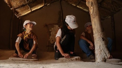 Görme engelli öğrenciler arkeolojiyi 8 bin 500 yıllık höyükte dokunarak öğreniyor