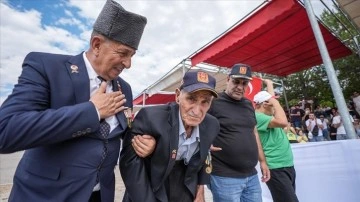 Güçlükle ayakta duran 95 yaşındaki gazi, Kütahya'daki 30 Ağustos töreninde halkı selamladı