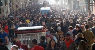 Güneşli havayı fırsat bilenler İstiklal Caddesi’ne akın etti