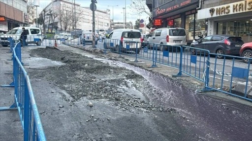 Güngören'de daha önce çöken yolda bu defa da de kanalizasyon borusu patladı