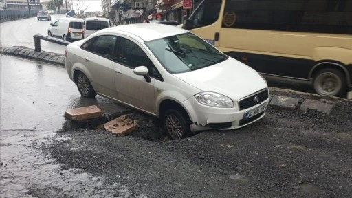 Güngören'de üçüncü kez çöken yolda oluşan çukura giren otomobil zarar gördü