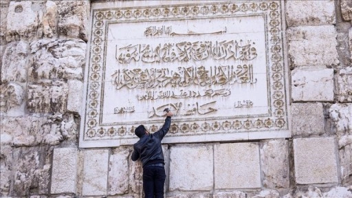 Hafız Esed'in, Şam'da Emevi Camisi'nin duvarındaki ismi çekiçle kazındı