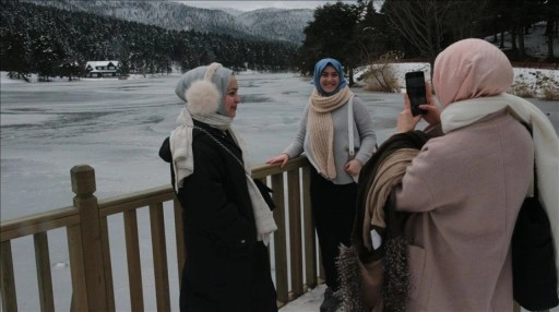 Hafta sonunu fırsat bilenler Gölcük Tabiat Parkı'nda kış manzarasının tadını çıkardı