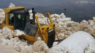 Hakkari'de baharda karla mücadele sürüyor