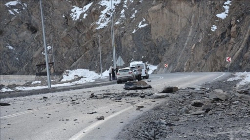 Hakkari'de dağdan kopan kaya otomobile isabet etti