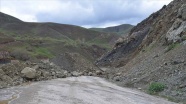 Hakkari&#039;de dağdan kopan kaya parçaları nedeniyle Şemdinli-Yüksekova yolu kapandı