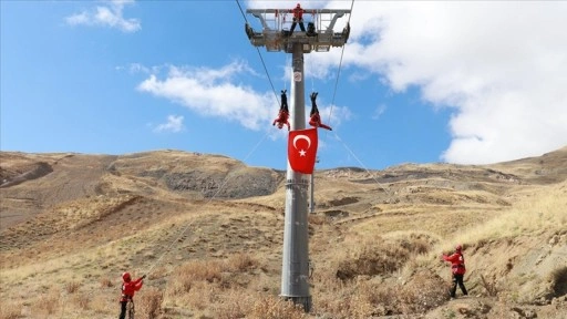 Hakkari'de JAK timi kayak sezonu öncesi tatbikat yaptı