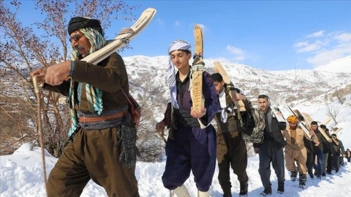 Hakkari'de köylüler tahtadan yaptıkları kayak takımlarıyla kayarak eğlendi