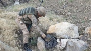 Hakkari'de PKK'lı teröristlere ait patlayıcı düzenekleri ve mühimmat ele geçirildi