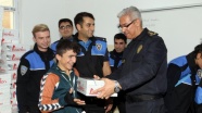 Hakkari'de polisten öğrencilere bot yardımı
