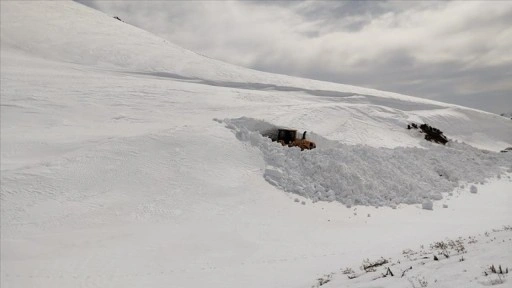 Hakkari'de üs bölgelerinin yolunda karla mücadele sürüyor