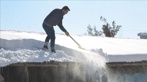 Hakkari'de vatandaşlar çatılarda biriken karı temizledi