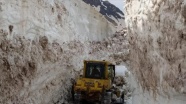 Hakkari&#039;nin yüksek kesimlerinde karla mücadele çalışmaları mayısın son günlerinde de sürüyor