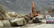 Hakkari - Van yoluna dev kayalar düştü