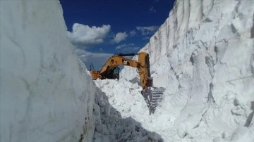 Hakkari'de ekiplerin karla mücadelesi sürüyor