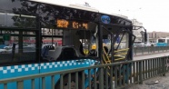 Halk otobüsü korkuluklara çarptı: 10 yaralı