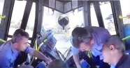 Halk otobüsü şoförü direksiyon başında kalp krizi geçirdi, faciayı bekçi önledi