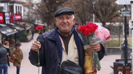 Hamamönü'nün 'Gül Baba'sı 20 yıldır gönüllü çiçek dağıtıyor