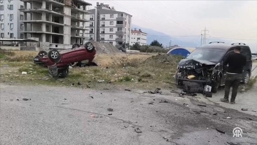 Hatay'da 3 kişinin yaralandığı trafik kazası güvenlik kamerasında