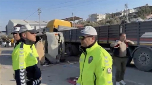 Hatay'da işçi servisi tıra çarptı