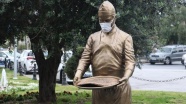 Hatay'da 'Künefe çeviren adam' heykeli yeniden yerine monte edildi