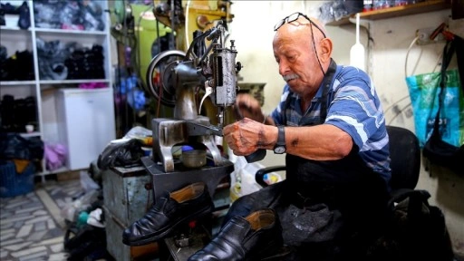 Hatay'da 76 yaşındaki Selim usta 60 yıldır aynı dükkanda ayakkabı tamir ediyor