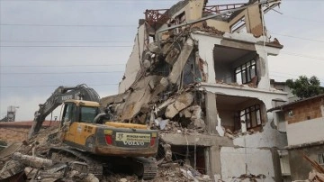 Hatay'da ağır hasarlı 7 bina kontrollü şekilde yıkıldı
