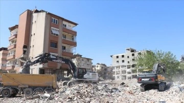 Hatay'da bina yıkım ve enkaz kaldırma çalışmaları 42 mahallede sürüyor