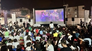 Hatay'da depremzede çocuklar için açık hava film gösterisi