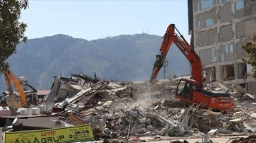 Hatay'da enkaz kaldırma ve yıkım çalışmaları bir mahallede sürüyor