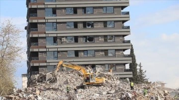 Hatay'da enkaz kaldırma ve yıkım çalışmaları devam ediyor